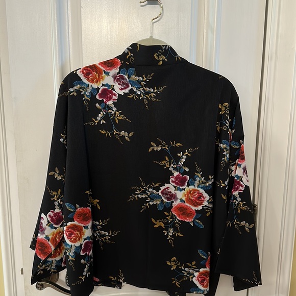 Polyester shrug size M/L NWOT - Picture 3 of 5